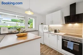 Super gelegene moderne Wohnung mit Garage in der Nähe des Badestrandes - Image 1