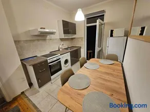 Super Central 2BR FREE Parking by BulgarianHomes - Image 2