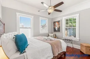 2BR Bungalow - Cozy Holiday Home Near Downtown & Beach - Image 3