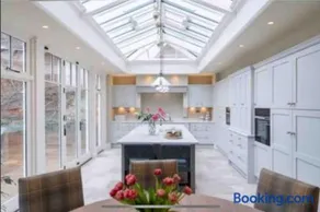 Historic 1601 Townhouse with Four Poster Bed & Garage Parking in Central Chichester for up to 8 Adults - Image 2