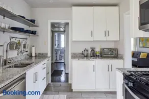 Modern, Pet-Friendly Retreat, Named Best BnB in Bham - Image 4