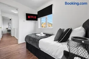 New 4 Bed House - Sleeps 6 - Parking - Wifi - 2 Bath - Image 2