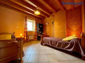 Gîte familial avec terrasse proche châteaux, lac, et parcours aventure - Image 4