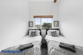 Coppercroft Cottage - Stunning Coastal Home, Walk to Beach, Sleeps 4 - Image 3