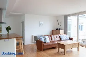Modern Beach House overlooking the Sea - Image 5