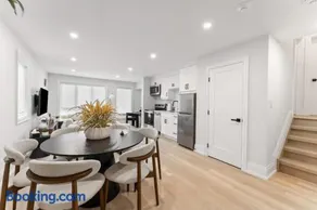 Luxury Deluxe 2 BR - 2 Beds - Stylish - New Build Downtown - Image 3