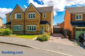 Long Term Stay 4 Bed 3 Bath & Parking Wrexham - Image 2