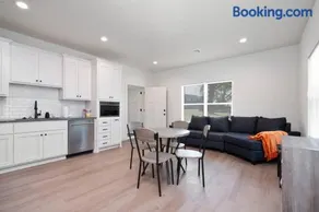 Unique Connected Two Side Home for Groups! - Image 1
