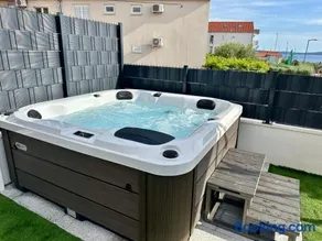 Modern apartment with jacuzzi "Sunny Home" - Image 1
