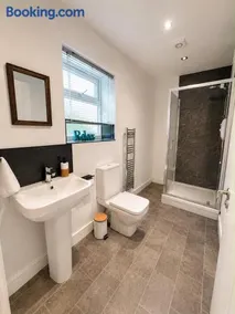 SwankyApartmentNearM5withParking - Image 4