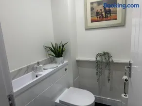 Courtyard Holiday Apartments - Image 2
