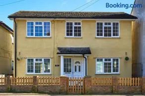 Silver Seas Coastal Home Sleeps 6 Parking Dog Friendly Near The Naze - Image 5