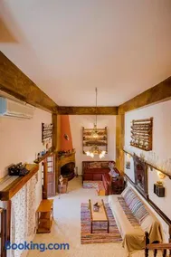 Hara's Traditional Detached House in Malona - Image 2