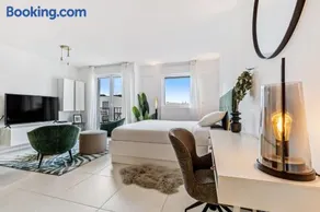 Stylish Studio with King Bed, Balcony and Full Kitchen - Image 1