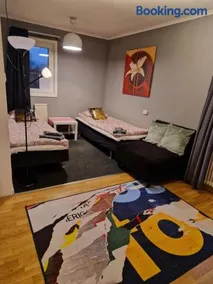 Villa med egen parkering. Möjlighet att boka från 1 och upp till 5 personer. - Image 4