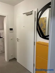 Hochwertige Stilvolle 2 Zimmer Erdgeschoss Wohnung mit großer Terasse und Garten - Image 4