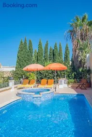 Central villa flatlet with pool - free parking and WiFi - Image 2