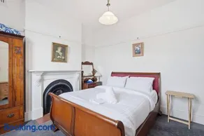 Charming Sandy Bay Cottage - Image 1