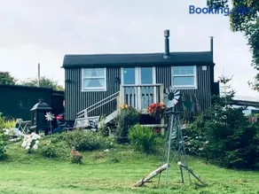 1 Bedroom Cabin Sleeps 2 Private Garden WiFi - Image 1