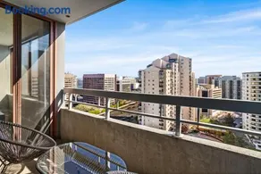 Prime Location for Business Stay - Image 3