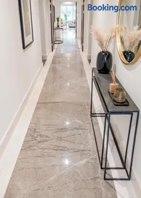 High End 1 BR Apt, 2 Beds Desirable Chigwell CHCL F3 - Image 3