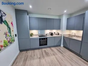 Luxury City Centre Townhouse with Parking - Image 4