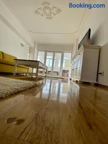 Downtown Apartment & Free Parking - Image 2