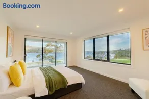 Hobart Luxury Waterfront Retreat 4BR Award-Winning Stay - Image 3