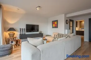 Stylish 2-Bedroom Apartment with Private Garage - Image 1