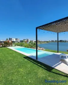 Casa Familiar Vista al Lago - Barrio Privado Escobar - 3 habitaciones - Pileta Climatizada y Jacuzzi - Parrilla - 364HOUSE - Image 1