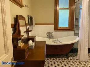 Lottie’s Bed & Breakfast at Fielderberry Farm - Image 2