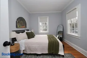 New & Renovated MCM Main Level Duplex 3 mi to Duke Hospital - Image 2