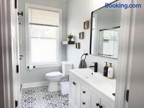 Jennifer's Stylish & Modern Broadway Getaway - Image 4