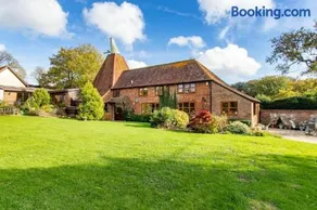 Chequers Oast - Family Home with Hot Tub and Pool - Image 3