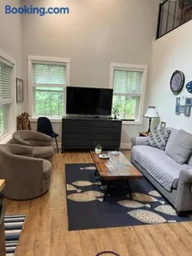 Cozy Lake Cottage - Image 2