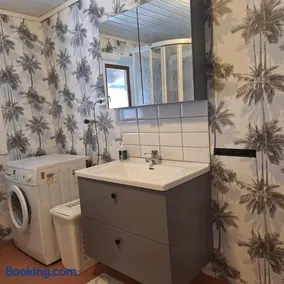 Hus på landet nära sjö - Image 3