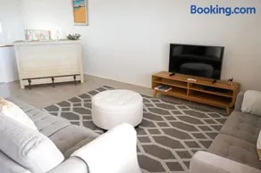 Oceanview Oasis in Belgian Gardens, Townsville - Image 3
