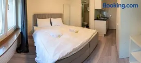 Urban Oasis with Queen Bed and View BE-13 - Image 1