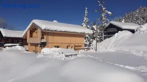 Chalet avec terrasse, jardin et barbecue | Vue ville - Image 1