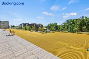 Cozy Urban Stay Near Airport, Gym and Parking NEW - Image 2