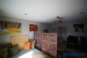 Stylish free parking Studio central with balcony - Image 3