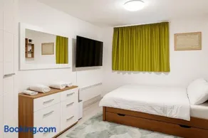 Steve's Little Flat - Image 2