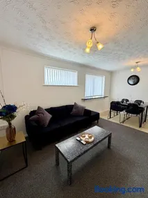 Spacious 3-Bed Home, Sleeps 6, Free Parking Wi-Fi - Image 3