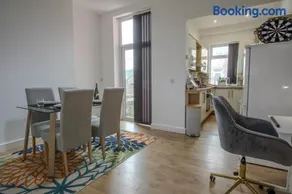 Tranquil Modern Home - Free parking, Work Space - Image 2