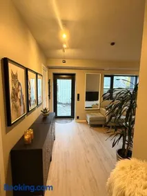 Central, Quiet and Modern Apartment with parking & private patio - Image 5
