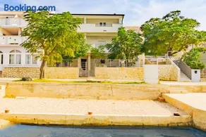 Babara beautiful setting right on beach with modern facilities - Image 2
