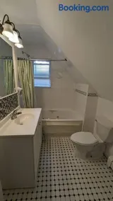 Stunning 4BR home close to NYC - Image 4