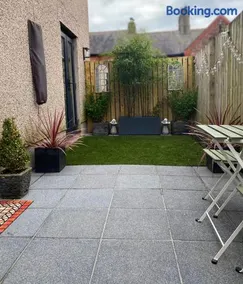 Cosy hideaway - parking and relaxing patio area - Image 4
