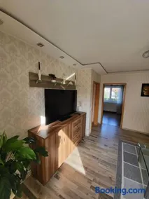 Schöne Wohnung mit eigenem Eingang und Parkplatz - Image 2