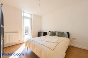 Modern & Spacious House - Image 5